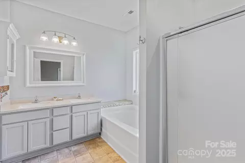 Bath - 77 Stratford Pl, Sylva, NC 28779 photo 1 of 3