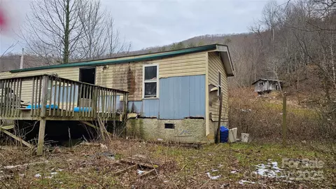100 Pilgrims Ln, Burnsville, NC 28714