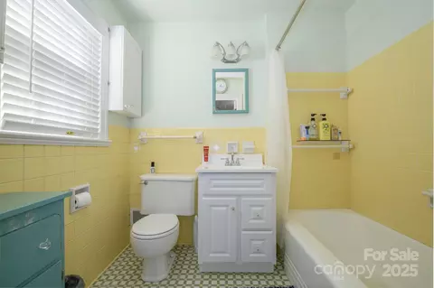Bath - 610 2nd Nw Ave NW, Conover, NC 28613 photo 3 of 3