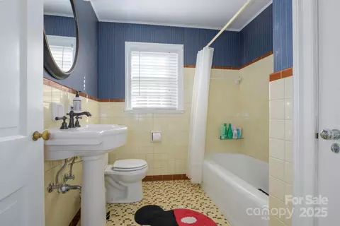 Bath - 610 2nd Nw Ave NW, Conover, NC 28613 photo 2 of 3