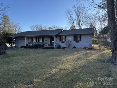 729 Wildflower Ln, Hendersonville, NC 28792