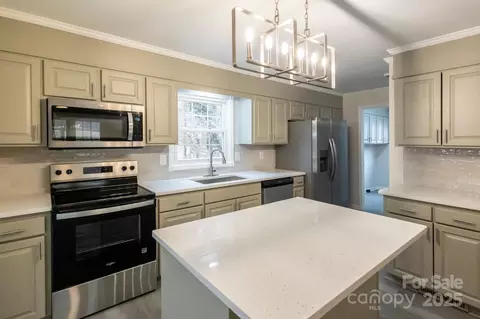 833 E Chestnut St, Stanley, NC 28164 photo 3