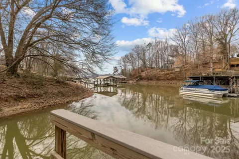 221 Island Terrace Rd, Statesville, NC 28677