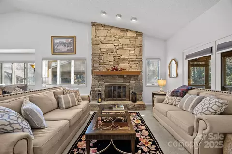 402 Laurel Oak Ln, Hendersonville, NC 28791