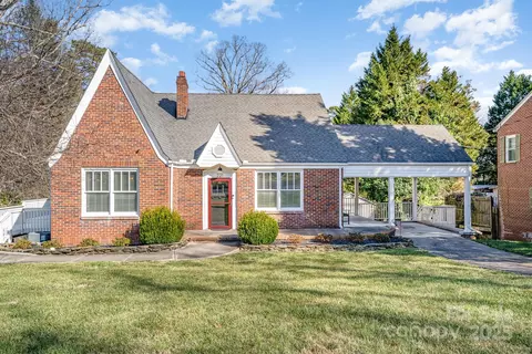 221 W Stewart Ave, Mooresville, NC 28115