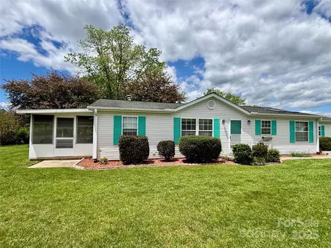 236 Riverwind Dr, Hendersonville, NC 28739