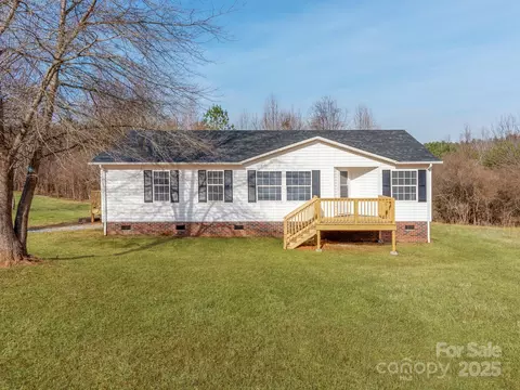 827 Pitts St, Morganton, NC 28655