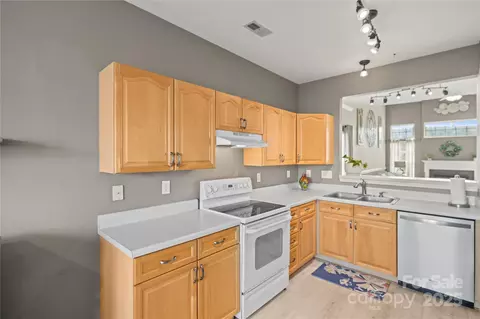 Kitchen - 7908 Mariners Pointe Cir, Denver, NC 28037 photo 2 of 3