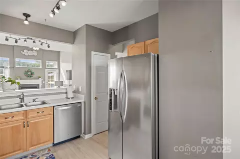 Kitchen - 7908 Mariners Pointe Cir, Denver, NC 28037 photo 1 of 3