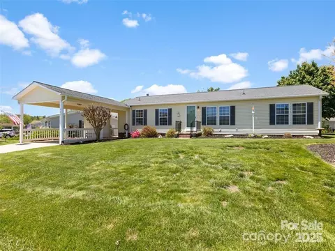 449 Riverwind Dr, Hendersonville, NC 28739