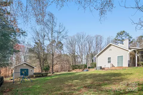 Exterior - 121 Easter Ln, Davidson, NC 28036 photo 5 of 6