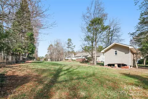 Exterior - 121 Easter Ln, Davidson, NC 28036 photo 4 of 6