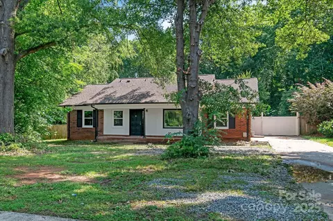 711 E John St, Matthews, NC 28105 photo 2