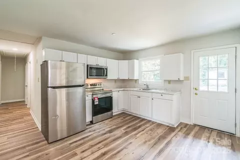 711 E John St, Matthews, NC 28105 photo 6