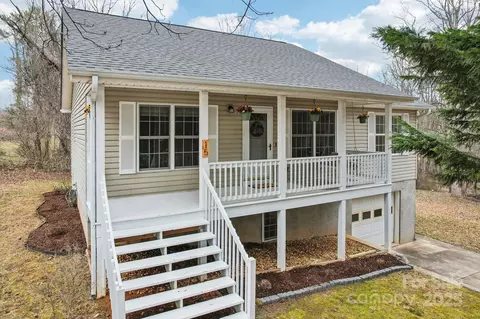 15 Lake Forest Ln, Hendersonville, NC 28739