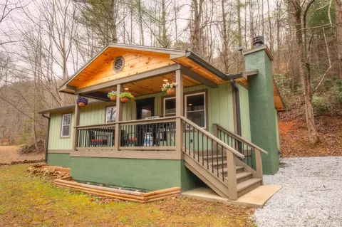 23 Honeysuckle Rdg, Almond, NC 28702
