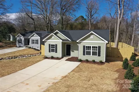 916 Moose St, Lowell, NC 28098