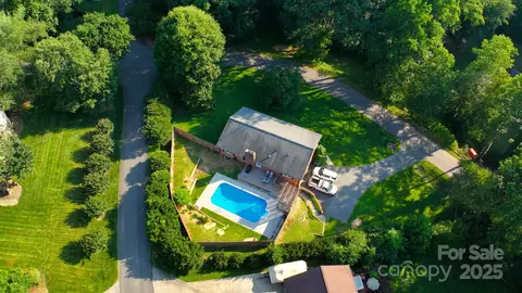 6108 Gold Creek Estate Dr, Hickory, NC 28601