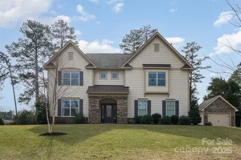 4131 Nottaway Place Dr, Matthews, NC 28105