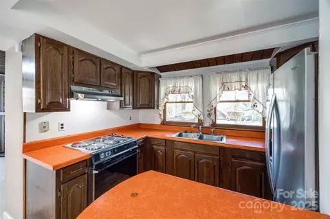 Kitchen - 5082 Mariana Ct, Tega Cay, SC 29708 photo 2 of 4