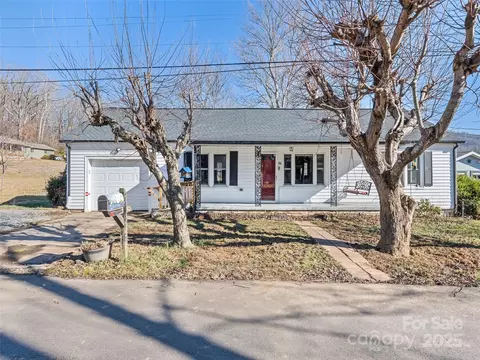 64 Jones St, Clyde, NC 28721