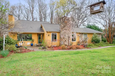8133 Strawberry Ln, Charlotte, NC 28277