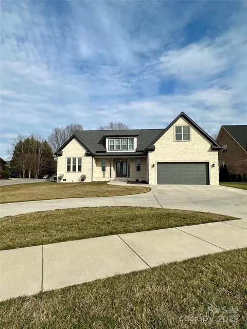 3754 10th Ne St NE, Hickory, NC 28601 photo 2