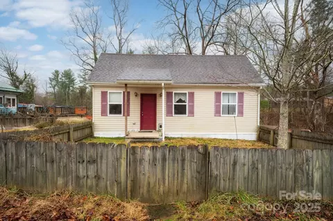 922 1st W Ave W, Hendersonville, NC 28739