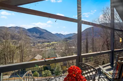 280 Silverleaf Cir, Maggie Valley, NC 28751