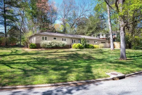 10 Woodcrest Rd, Asheville, NC 28804