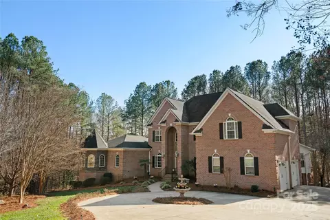 9135 Fair Oak Dr, Sherrills Ford, NC 28673