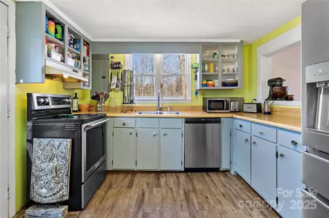 Kitchen - 2077 Pearidge Rd, Bostic, NC 28018 photo 2 of 5