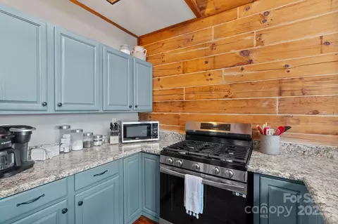 Kitchen - 1610 Deer Run, Purlear, NC 28665 photo 3 of 4