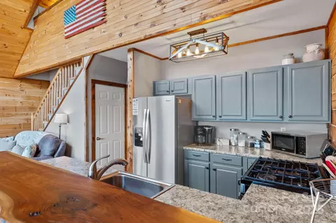 Kitchen - 1610 Deer Run, Purlear, NC 28665 photo 4 of 4