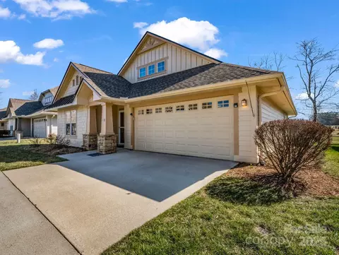 42 Gray Wolf Ln, Hendersonville, NC 28792