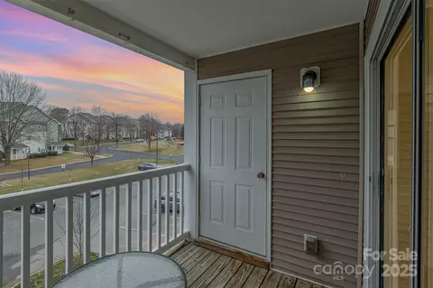 1036 Plaza Walk Dr, Charlotte, NC 28215