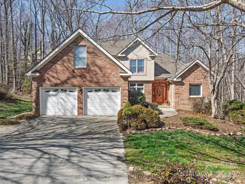 301 Benning Ct, Hendersonville, NC 28792
