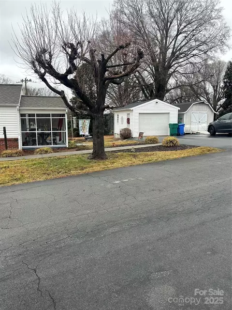 105 Triplett St, Jonesville, NC 28642
