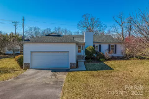 15 Regal Knolls Dr, Mills River, NC 28759