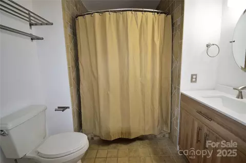 Bath - 405 Forest Dr, Salisbury, NC 28147 photo 2 of 2