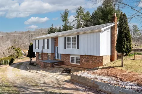68 Windy Knoll Dr, Clyde, NC 28721