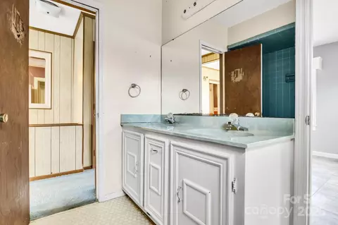 Bath - 801 E Liberty St, Salisbury, NC 28144 photo 2 of 3