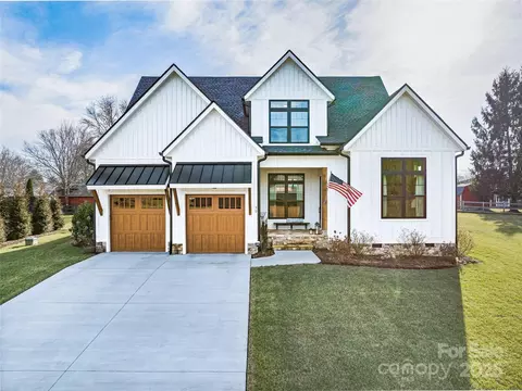 50 Wintercress Dr, Mills River, NC 28759