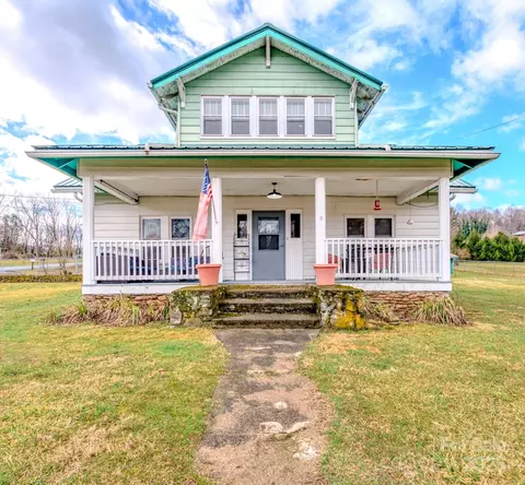 26 Hampshire Dr, Waynesville, NC 28786