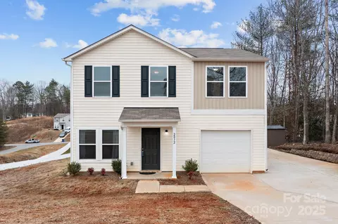 2032 Country Pl, Hickory, NC 28601