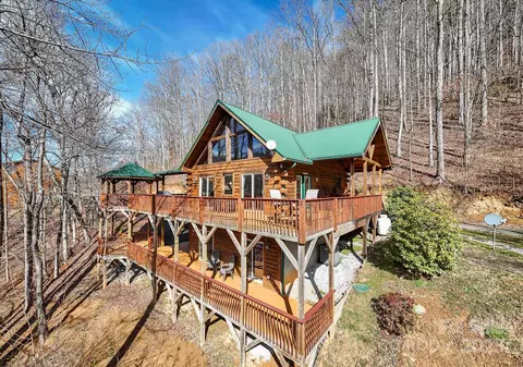112 Mountain Range Dr, Whittier, NC 28789