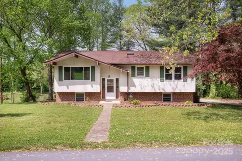 124 Pinehurst Dr, Hendersonville, NC 28792