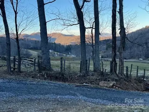 99 Cobblestone Dr, Burnsville, NC 28714