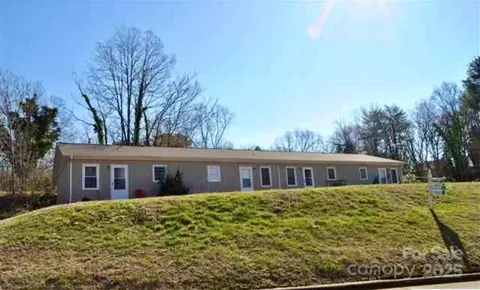 211 8th Avenue Se Dr SE, Hickory, NC 28602