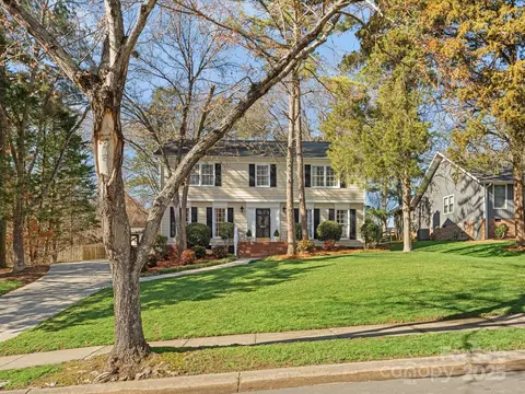 2600 Fernbank Dr, Charlotte, NC 28226
